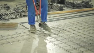 Nizhny Novgorod, Rusya - 30 Ekim 2019. Bitki Km Precast. İşçi beton için takviye yapıyor. House-Building fabrikasının atölyesinde çalışanlar. Endüstriyel iç mekan. Beton fabrikası.