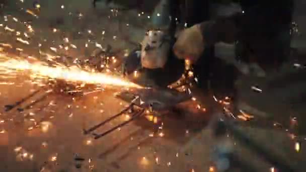 Nijni Novgorod, Russie - 30 octobre 2019. Plante KM PRECAST. Les travailleurs avec meuleuse protège la surface métallique. Travailleurs dans l'atelier de l'usine de construction de la maison. Intérieur industriel. Usine de béton . — Video