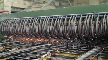 Demir kaynaklama ve ağ takviyesi için büyük bir endüstriyel makine. Beton takviyesi için. Ev inşa fabrikası. Endüstriyel iç mekan. Beton fabrikası.