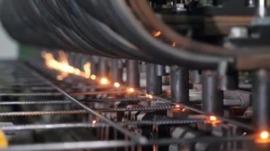 Demir kaynaklama ve ağ takviyesi için büyük bir endüstriyel makine. Beton takviyesi için. Ev inşa fabrikası. Endüstriyel iç mekan. Beton fabrikası.