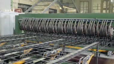 Demir kaynaklama ve ağ takviyesi için büyük bir endüstriyel makine. Beton takviyesi için. Ev inşa fabrikası. Endüstriyel iç mekan. Beton fabrikası.