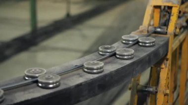 Demiri kaynaklamak ve ağı güçlendirmek için büyük endüstriyel makinelerin yakın çekimleri. Beton takviyesi için. Ev inşa fabrikası. Endüstriyel iç mekan. Beton fabrikası.