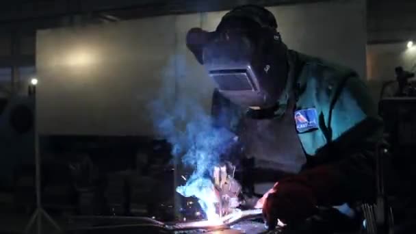 Nizhny Novgorod, Russia - October 30 2019. Plant KM PRECAST. Welder working with welding machine. Bright flashes and smoke.. Welding of rebar and reinforcing mesh. for concrete reinforcement. — Stock Video