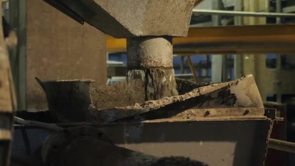 Großer Industriemischer zum Mischen von Zutaten zu flüssigem Zement.. Arbeiter in der Werkstatt des Hausbaubetriebs. Industrieller Innenraum. Betonwerk. — Stockvideo