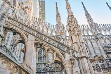 Eski Gotik kulelerin muhteşem manzarası. Güneşli bir günde, İtalya 'daki Milan Katedrali' nin çatısı. Milan Katedrali veya Duomo di Milano Milano, Milano 'nun bir numaralı turistik merkezi..