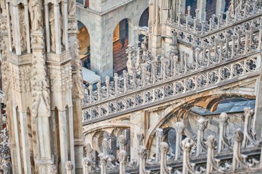 Eski Gotik kulelerin muhteşem manzarası. Güneşli bir günde, İtalya 'daki Milan Katedrali' nin çatısı. Milan Katedrali veya Duomo di Milano Milano, Milano 'nun bir numaralı turistik merkezi..
