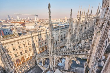 Eski Gotik kulelerin muhteşem manzarası. Güneşli bir günde, İtalya 'daki Milan Katedrali' nin çatısı. Milan Katedrali veya Duomo di Milano Milano, Milano 'nun bir numaralı turistik merkezi..