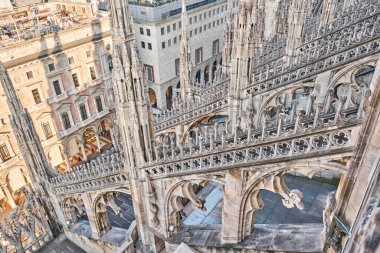 Eski Gotik kulelerin muhteşem manzarası. Güneşli bir günde, İtalya 'daki Milan Katedrali' nin çatısı. Milan Katedrali veya Duomo di Milano Milano, Milano 'nun bir numaralı turistik merkezi..