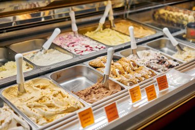 Kahve dondurması. Roma, İtalya 'da çeşitli dondurmalar. İtalyan gelateria 'sı. Cafe Showcase 'de renkli dondurma çeşitleri. Doğal taze dondurma..