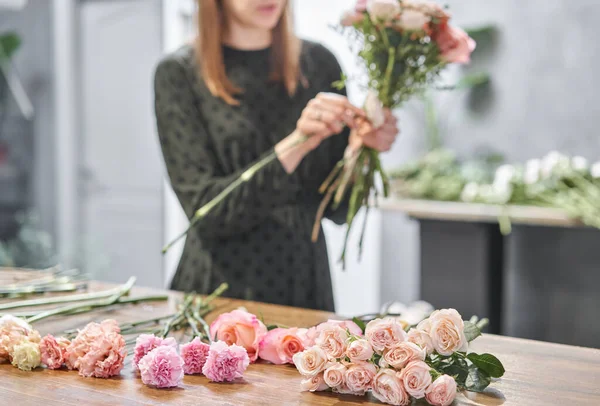 Mujer florista creando hermoso ramo en la tienda de flores. Trabajo en floristería. Entrega de flores. — Foto de Stock