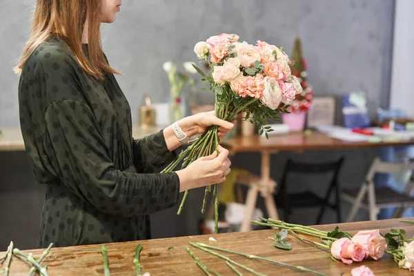 Mujer florista creando hermoso ramo en la tienda de flores. Trabajo en floristería. Entrega de flores. — Foto de Stock
