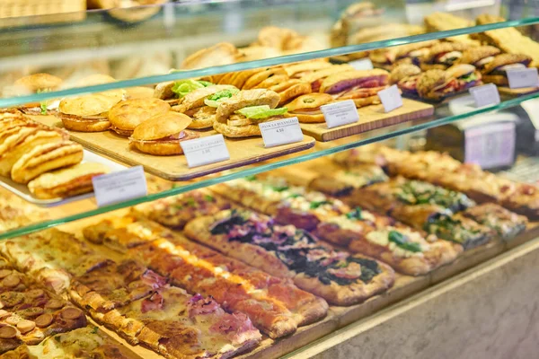 Croissant med skinka och ost. Varma bakverk ligga på hyllan i caféet. Bullar och bagels i butiken. — Stockfoto