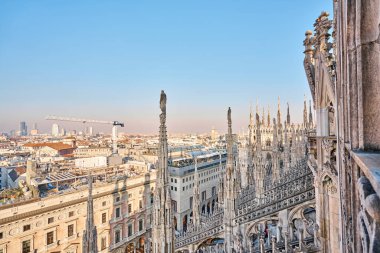 Eski Gotik kulelerin muhteşem manzarası. Güneşli bir günde, İtalya 'daki Milan Katedrali' nin çatısı. Milan Katedrali veya Duomo di Milano Milano, Milano 'nun bir numaralı turistik merkezi..