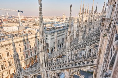 Eski Gotik kulelerin muhteşem manzarası. Güneşli bir günde, İtalya 'daki Milan Katedrali' nin çatısı. Milan Katedrali veya Duomo di Milano Milano, Milano 'nun bir numaralı turistik merkezi..