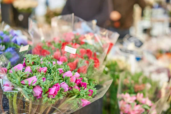 Manojos de diferentes flores de colores en cubos en el mercado de flores de la calle en Anemone, amapola — Foto de Stock