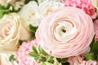 Hasır sepetteki bahar buketi çiçek düzenlemeyi öğrenmek, kendi ellerinle güzel buketler yapmak. Çiçek teslimatı