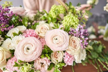 Hasır sepetteki bahar buketi çiçek düzenlemeyi öğrenmek, kendi ellerinle güzel buketler yapmak. Çiçek teslimatı