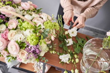Çiçekçilik okulunda eğitim. Buketler konusunda yüksek lisans. Hasır bir sepetin içindeki yaz buketi çiçek düzenlemeyi öğrenmek, kendi ellerinle güzel buketler yapmak. Çiçek teslimatı