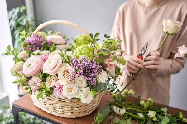 Woman florist creating beautiful bouquet in flower shop. Work in flower shop. Flowers delivery. — Stock Photo, Image