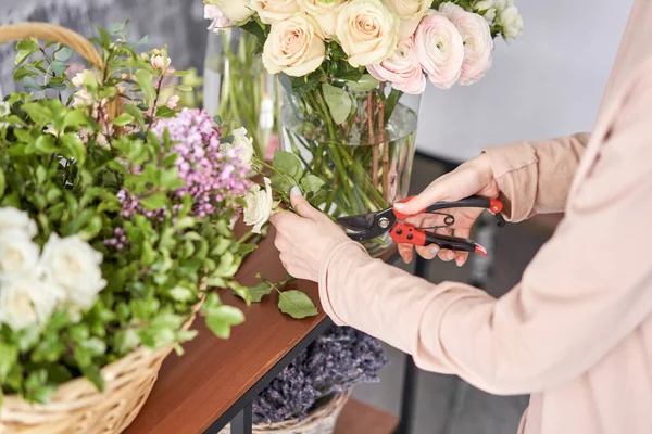 Концепція квіткового магазину. Квіткова жінка створює квіткову композицію в плетеному кошику. Прекрасний букет змішаних квітів. Гарний свіжий букет. Доставка квітів . — стокове фото