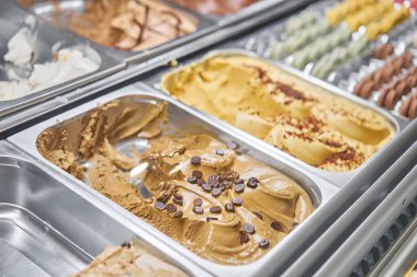 Kahve dondurması. Roma, İtalya 'da çeşitli dondurmalar. İtalyan gelateria 'sı. Cafe Showcase 'de renkli dondurma çeşitleri. Doğal taze dondurma..