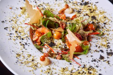 Bal mantarlı ve patatesli salata. Festival masası için doyurucu bir salata. Marul yaprakları, yeşillik, roka, mantar ve kurutulmuş domates..