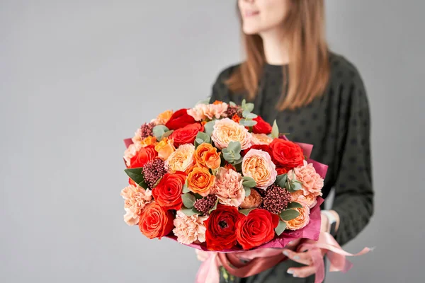 Tienda floral europea. Hermoso ramo de flores mixtas en manos de mujeres. el trabajo de la floristería en una florería. Entrega flor fresca cortada . — Foto de Stock