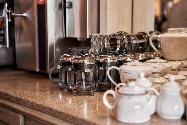Grupo de tazas vacías y teteras en muchas filas. Vajilla para café y té en el desayuno y en el seminario . — Foto de Stock
