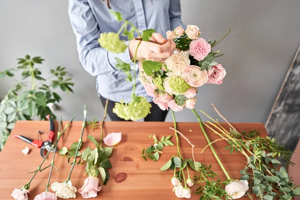 Educación en la escuela de floristería. Clase magistral en hacer ramos. Ramo de verano. Aprendiendo arreglos florales, haciendo hermosos ramos con sus propias manos. Entrega de flores — Foto de Stock