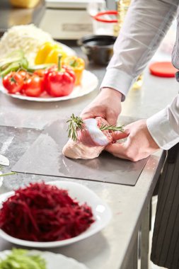 Biberiyeli salamura için kuzu pirzola hazır. Kızartma tavasında ateşte pişirme. Restoran mutfağında profesyonel bir aşçı..