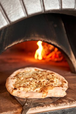 Napoli, İtalya 'da geleneksel ahşap fırınında Gorgonzola ve armutla pişirilmiş lezzetli pizza. Orijinal Napoli pizzası. Kırmızı sıcak kömür.