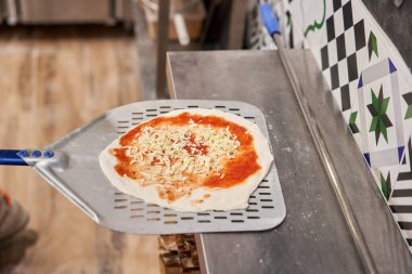 Napoli restoranında geleneksel ahşap fırında margherita pizzası pişirmek için çiğ billet. Orijinal Napoli pizzası. Kırmızı sıcak kömür.