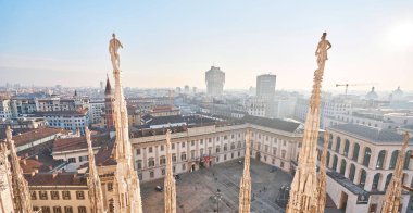 Milan, İtalya - 21 Ocak 2019: Eski Gotik kulelerin muhteşem manzarası. Güneşli bir günde, İtalya 'daki Milan Katedrali' nin çatısı. Milan Katedrali veya Duomo di Milano Milano, Milano 'nun bir numaralı turistik merkezi..