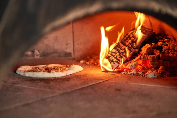 Cocinado sabrosa pizza margherita en horno de leña tradicional en el restaurante Nápoles, Italia. pizza napolitana original. Carbón rojo caliente . —  Fotos de Stock