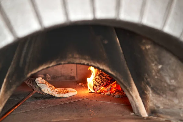 Ψημένο νόστιμο πίτσα margherita σε παραδοσιακό ξυλόφουρνο στη Νάπολη εστιατόριο, Ιταλία. Πρωτότυπη ναπολιτάνικη πίτσα. Λιθάνθρακας. — Φωτογραφία Αρχείου