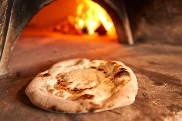 Vuoto per pizza alla frutta. Pizza con lamponi, mascarpone e foglie di menta. Forno tradizionale a legna nel ristorante, Italia. Pizza napoletana originale. Carbone caldo rosso . — Foto Stock