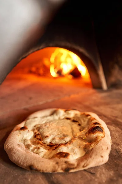 フルーツピザ用のブランク。ラズベリー、マスカルポーネ、ミントの葉のピザ。イタリアのレストランで伝統的な木のオーブン。オリジナルのナポリのピザ。赤熱石炭. — ストック写真