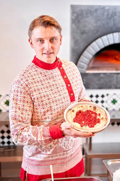 Fruktpizza. Pizza med hallon, mascarpone och myntablad. Traditionell vedugn i restaurang, Italien. Ursprunglig napolitansk pizza. Rött varmt kol. — Stockfoto