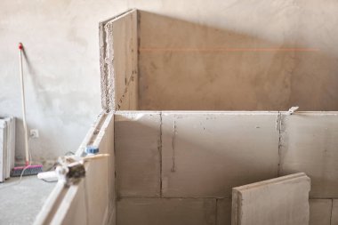Alçıtaşı tabağı. Dairenin iç duvarlarının yapımında alçı beton plaka ve yiv sırtı kullanılıyor..