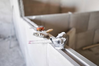 Alçıtaşı tabağındaki aletler. Dairenin iç duvarlarının yapımında alçı beton plaka ve yiv sırtı kullanılıyor..