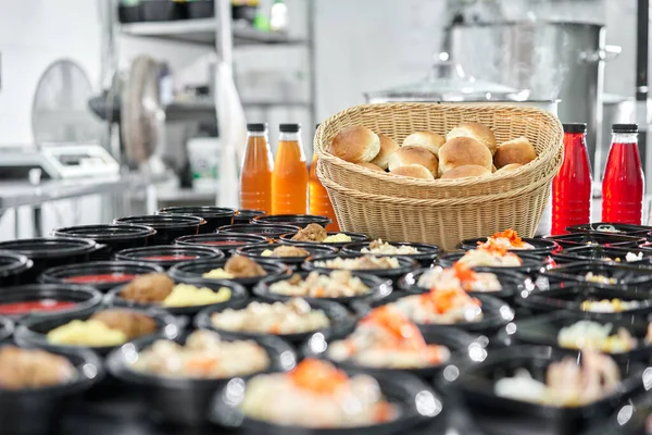 Fila de plástico desechable lonchera con alimentos naturales saludables. Sopas, sopa de crema, plato principal con guarnición, ensaladas. Entrega de comida. Almuerzo en la oficina . —  Fotos de Stock