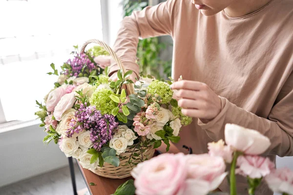 Kobieta kwiaciarnia tworząc piękny bukiet w kwiaciarni. Praca w kwiaciarni. Dostawa kwiatów. — Zdjęcie stockowe