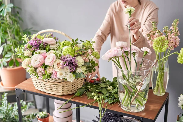 Kobieta kwiaciarnia tworząc piękny bukiet w kwiaciarni. Praca w kwiaciarni. Dostawa kwiatów. — Zdjęcie stockowe