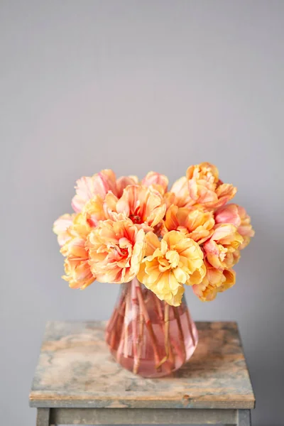 Schöne orange und mit roten Streifen Tulpen in der Vase. Blume Hintergrund. Floral Wallpaper vorhanden. Kopierraum — Stockfoto