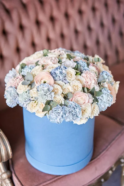Buquê de belas flores mistas em caixa azul. Loja floral europeia. Bando floral em caixa redonda. Excelentes flores do jardim no arranjo, o trabalho de um florista profissional . — Fotografia de Stock