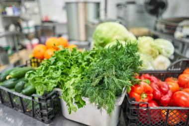 Taze sebzeler ve mutfaktaki meyveler gümüş çelik masada. Profesyonel mutfakta yüzey ve mutfak ekipmanları.