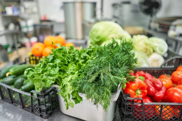 Świeże kolorowe warzywa i owoce w kuchni na srebrnym stalowym stole. Powierzchnia robocza i wyposażenie kuchni w profesjonalnej kuchni. — Zdjęcie stockowe