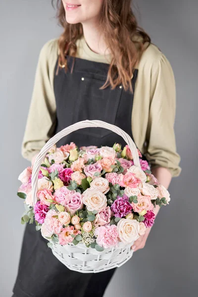 Loja de flores pequena e entrega de flores. Arranjo de flores na cesta de vime. Belo buquê de flores mistas na mão da mulher. Bonito buquê fresco. — Fotografia de Stock