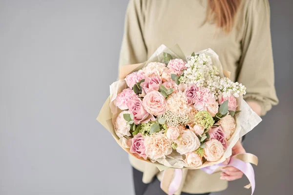 Petite boutique de fleurs et livraison de fleurs. Beau bouquet de fleurs mixtes entre les mains de la femme. Travail du fleuriste dans un magasin de fleurs. Livraison fleur fraîche coupée . — Photo