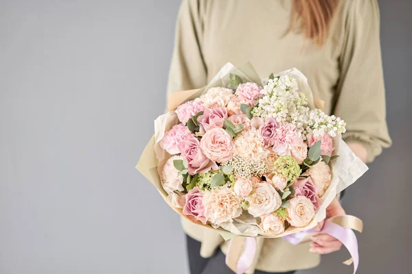 Kleiner Blumenladen und Blumen-Lieferung. Schöner Strauß gemischter Blumen in Frauenhänden. Arbeit des Blumenhändlers in einem Blumenladen. Lieferung frischer Schnittblumen. — Stockfoto